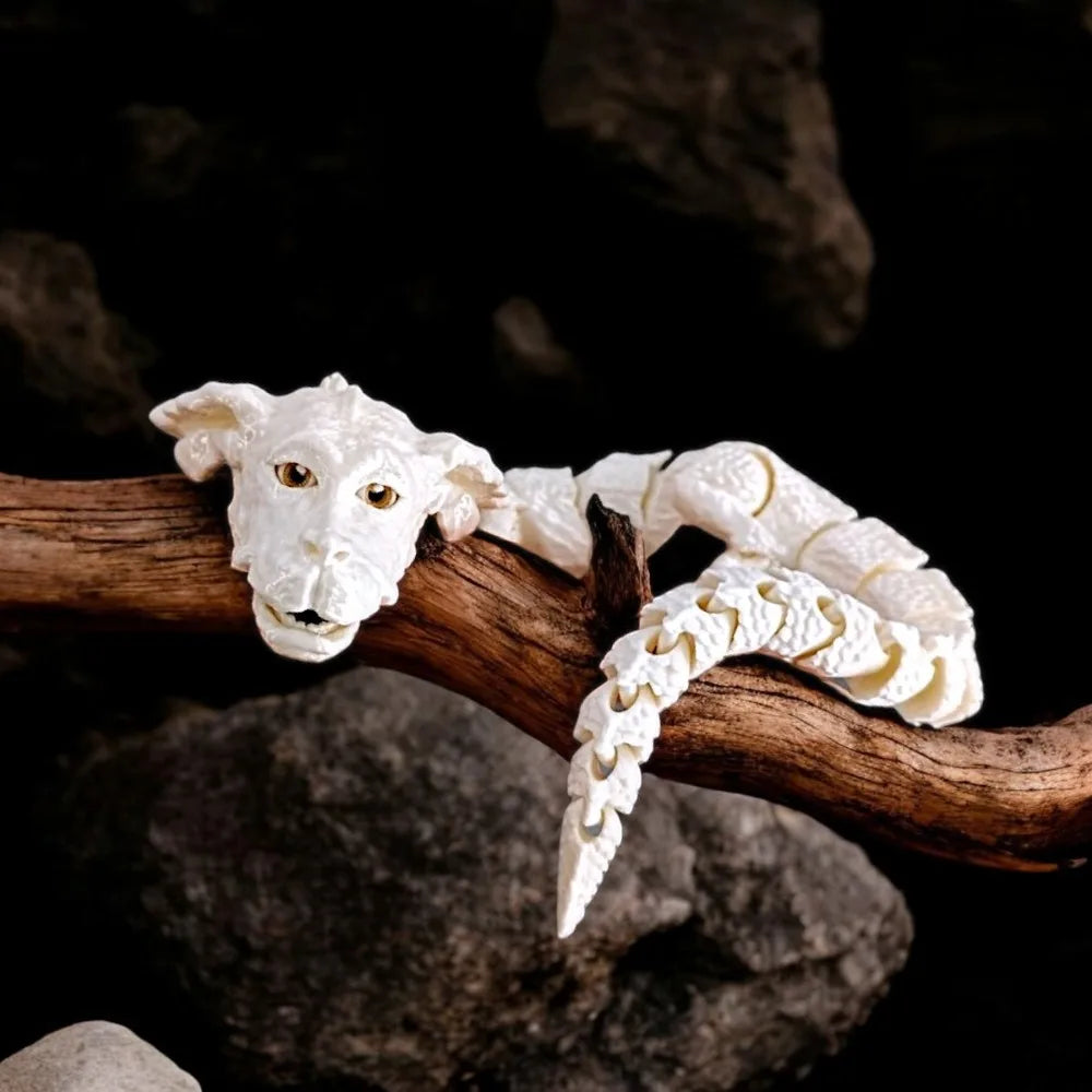 Figurine de dragon blanc au regard féroce perché sur une branche en bois sur fond sombre.