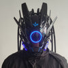 Una persona vistiendo una máscara de juego cyberpunk iluminada con acentos azules brillantes y armadura negra.