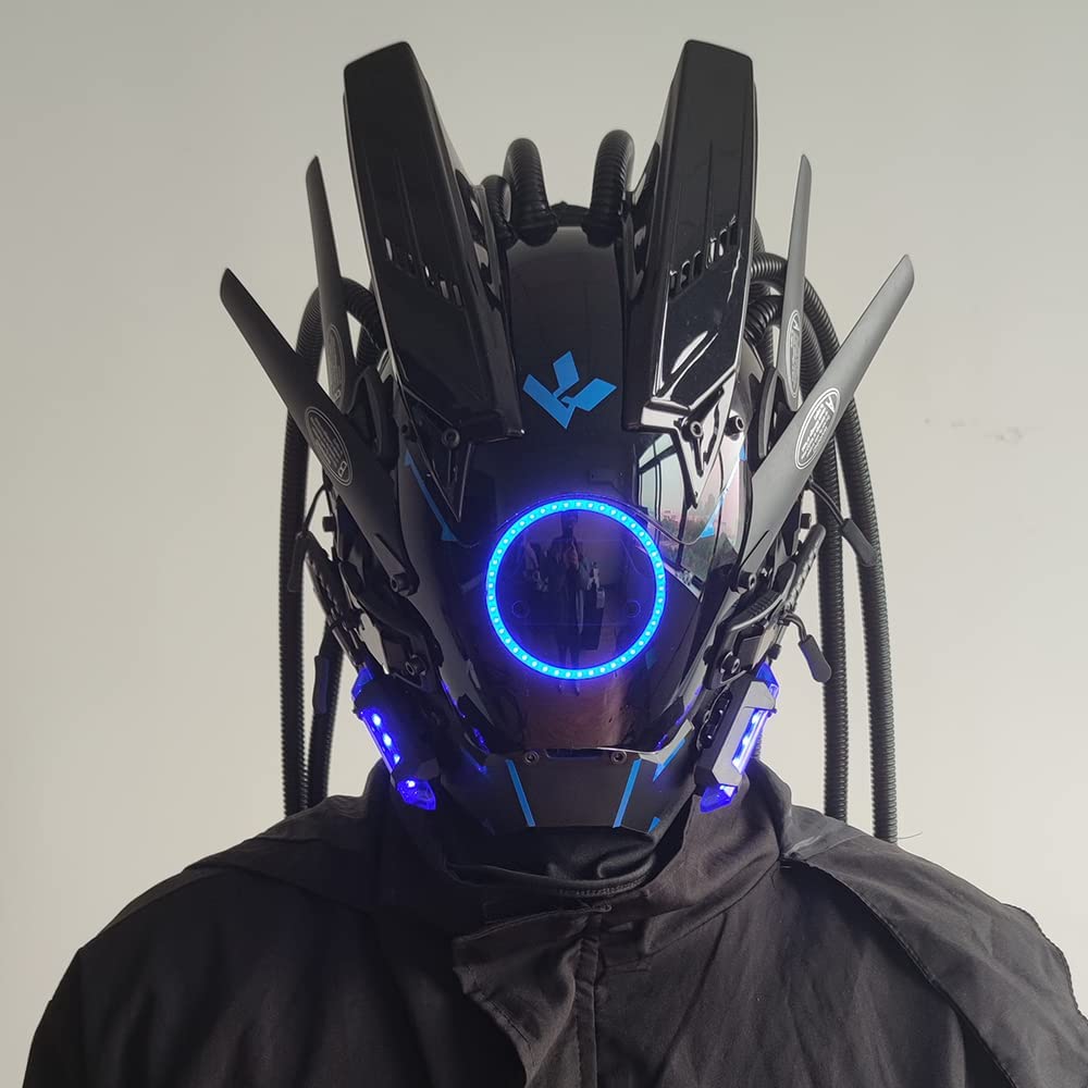 Una persona vistiendo una máscara de juego cyberpunk iluminada con acentos azules brillantes y armadura negra.