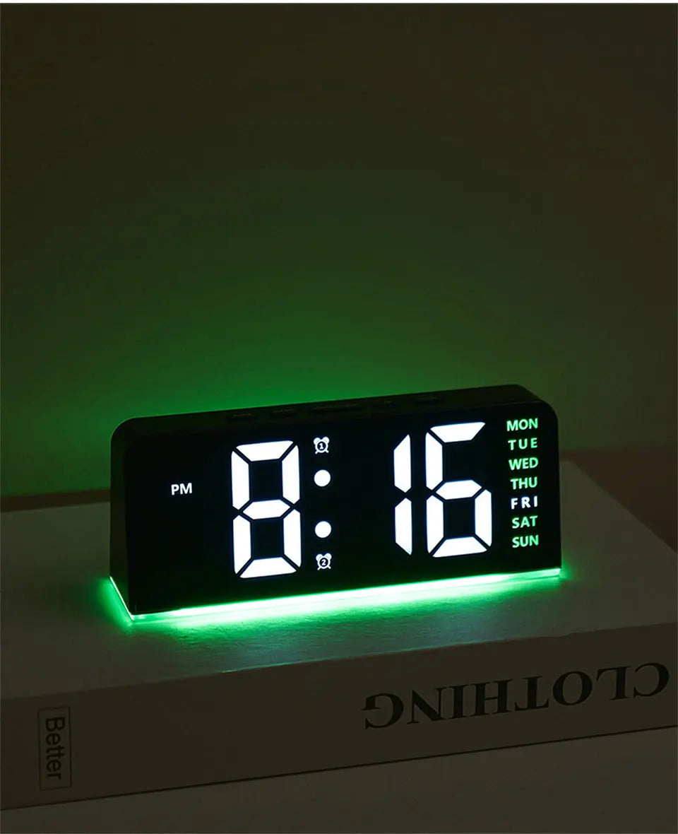 Reloj de alarma digital LED mostrando 8:16 con brillo verde sobre una superficie blanca.