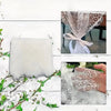Exhibición de tela de encaje floral vintage, incluyendo un textil blanco esponjoso y detalles de cinta de encaje delicada.