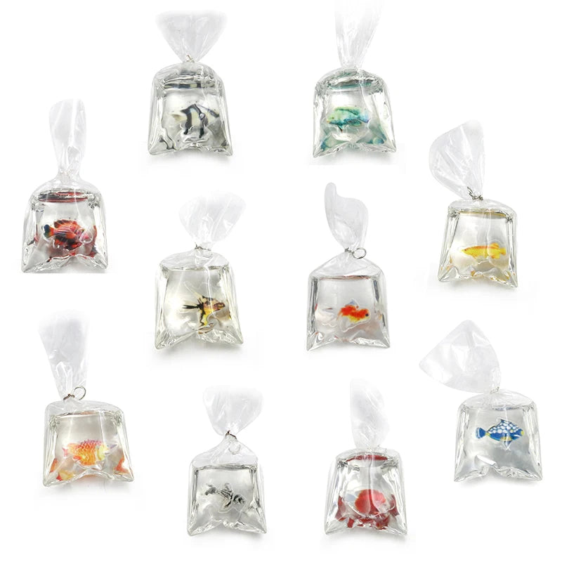 Un juego de adornos de resina transparente con peces payaso y vida marina para hacer joyería.