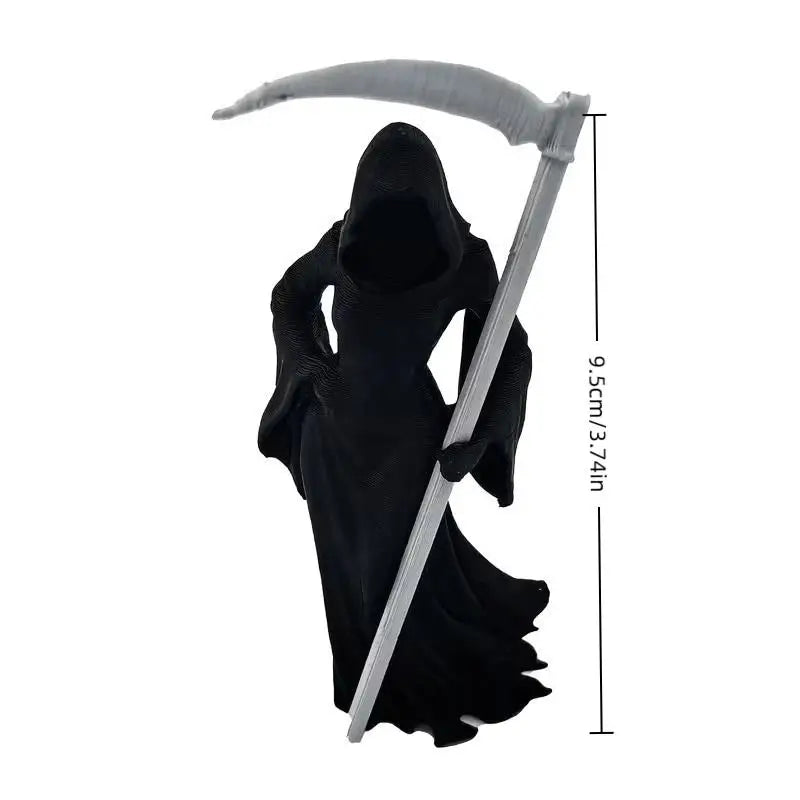 Schwarze Harzstatue eines Toten mit gebogener Sense, in Profilansicht.