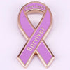 Insignia de esmalte dorado con cinta púrpura que simboliza la concienciación sobre los sobrevivientes del cáncer de mama.