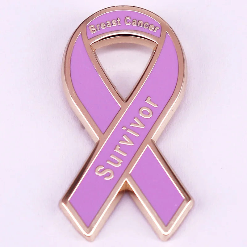 Insignia de esmalte dorado con cinta púrpura que simboliza la concienciación sobre los sobrevivientes del cáncer de mama.
