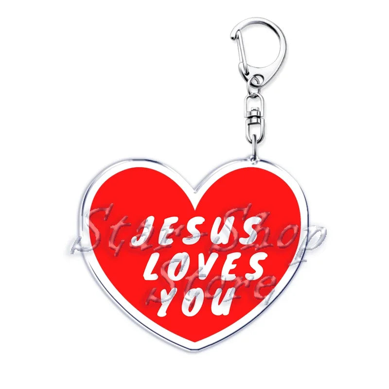 Rotes, herzförmiges Acryl-Anhänger mit der Gravur „Jesus liebt dich“.