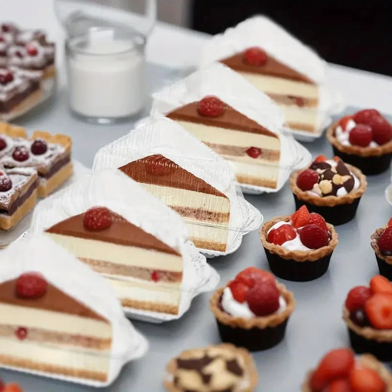 Eine Auswahl an dreieckigen, transparenten Lebensmittelbehältern, gefüllt mit geschichteten Desserts und Früchten, wird auf e