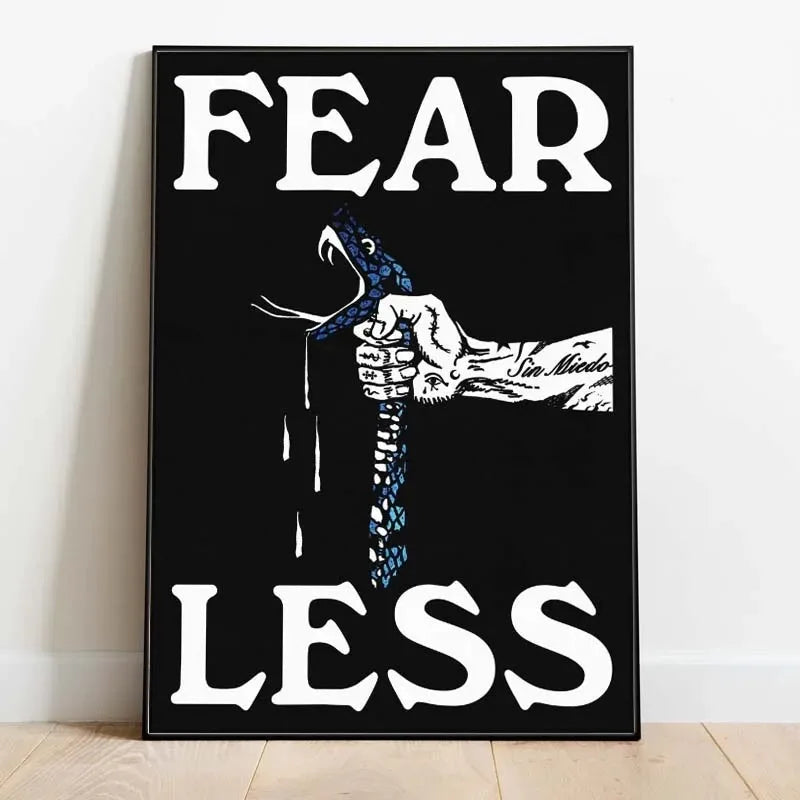 Schwarzes Leinwandkunst-Print mit dem Text FEAR LESS und einer Darstellung eines Vogelbecks.