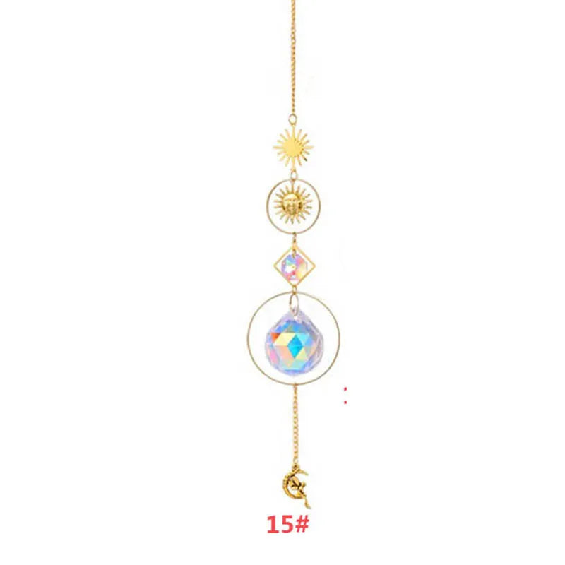 Décoration suspendue dorée délicate avec motif soleil et pendentif en cristal taillé.