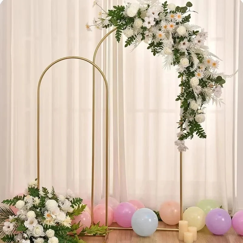 Elegante goldene Metallbogenkonstruktion mit weiß-grüner floraler Dekoration für Partyhintergrund