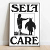 Schwarz-weißes Vintage-Zitat-Kunstdruck mit dem Schriftzug SELF CARE in abgenutzter Schrift.