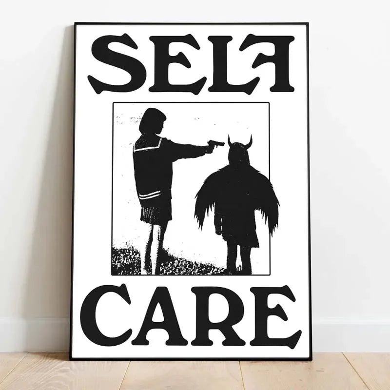 Schwarz-weißes Vintage-Zitat-Kunstdruck mit dem Schriftzug SELF CARE in abgenutzter Schrift.