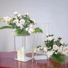 Vases centraux en acrylique élégants avec roses roses et blanches et verdure pour décoration de fête