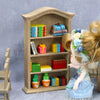 Un armario de madera lleno de libros coloridos y muebles en miniatura.