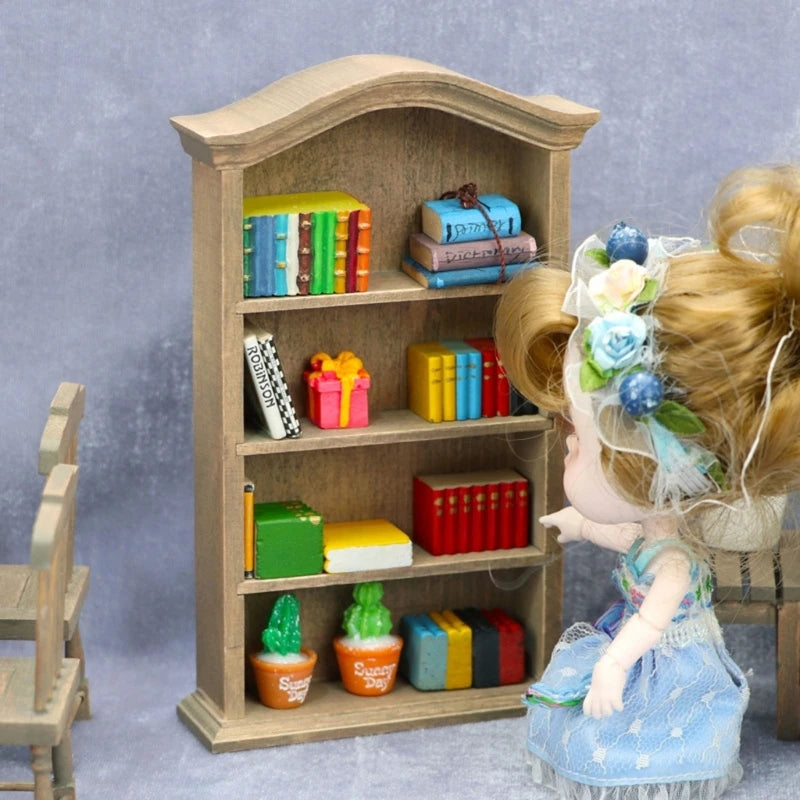 Un armario de madera lleno de libros coloridos y muebles en miniatura.