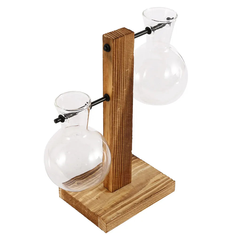 Pots en verre et bois modernes avec des contenants en verre montés sur un support en bois.