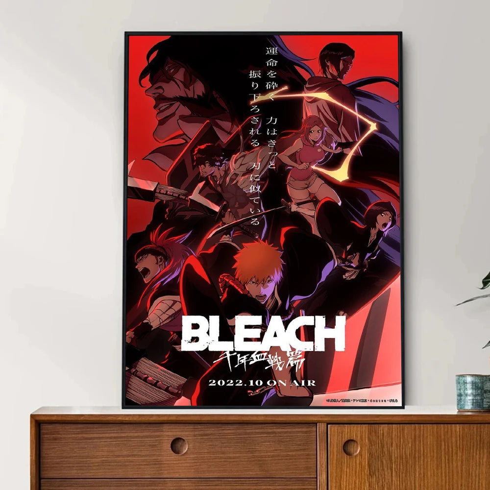 Vertikales Leinwandbild mit einem dunklen, intensiven Anime-Poster von Bleach mit dynamischen Posen und roten Akzenten.