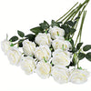 Un ramo de rosas artificiales blancas de seda realista con hojas verdes.