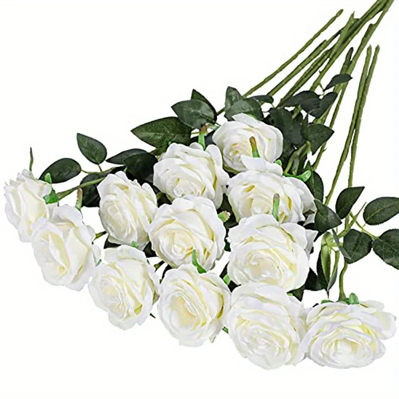 Un ramo de rosas artificiales blancas de seda realista con hojas verdes.