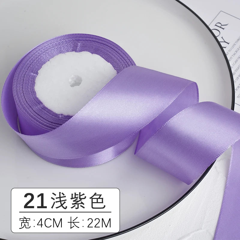 Ruban décoratif satin violet avec pompon blanc et spécifications du produit