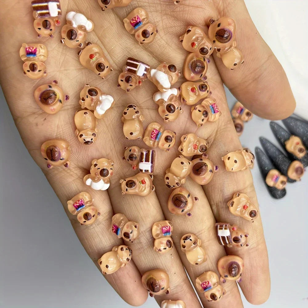 Eine Hand zeigt verschiedene gemischte Cartoon-Tier-Nageldekorationen auf den Fingernägeln.
