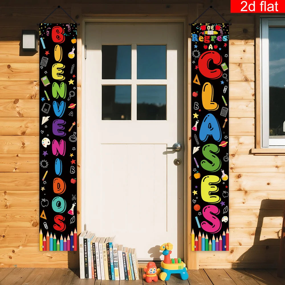 Vertikales Wandtuchbanner mit farbenfrohen Buchstaben 'BIENVENIDOS' hängt an einer Holztür.