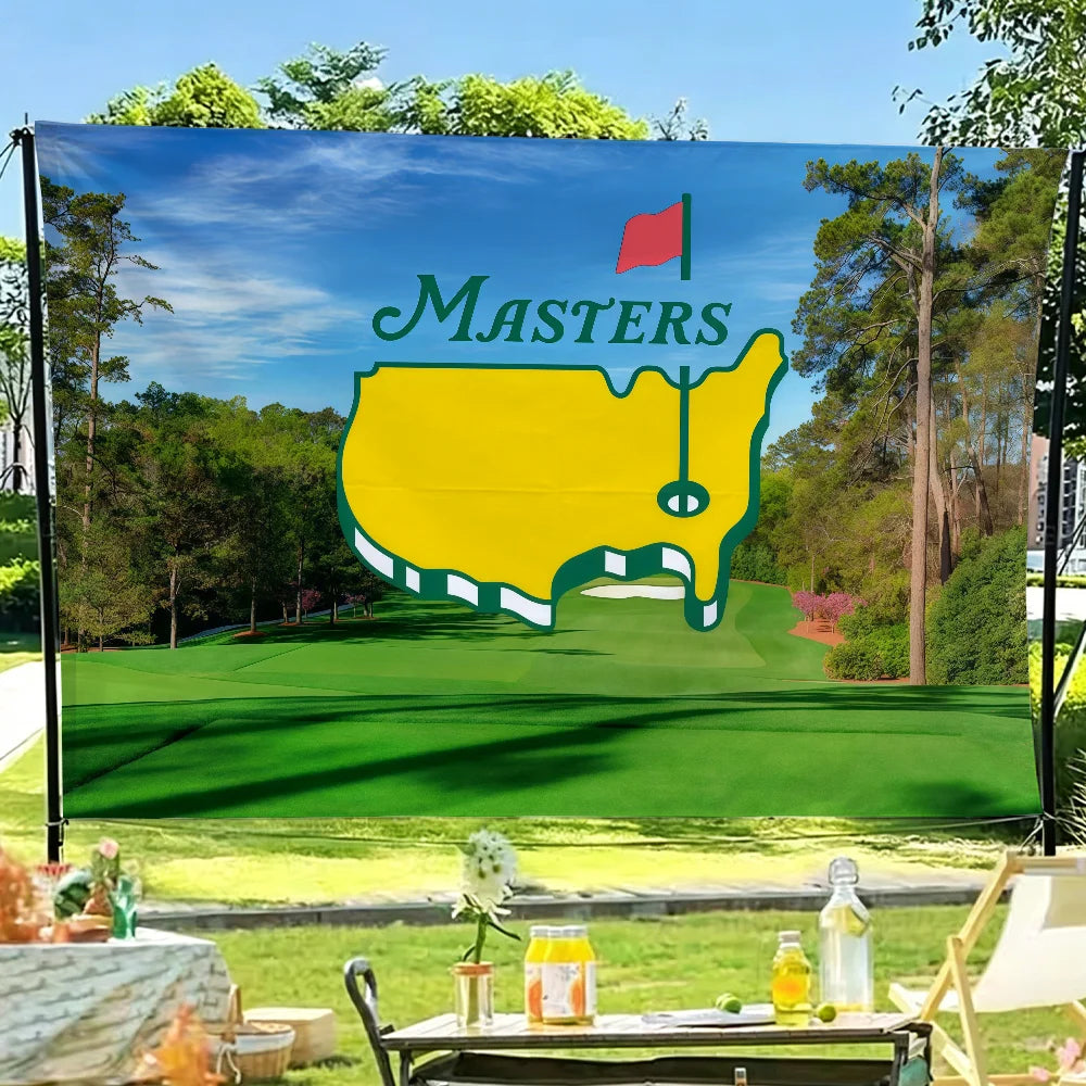 Una tapicería de banner con una silueta amarilla del mapa de los Estados Unidos y una bandera roja, sobre un campo de golf ve
