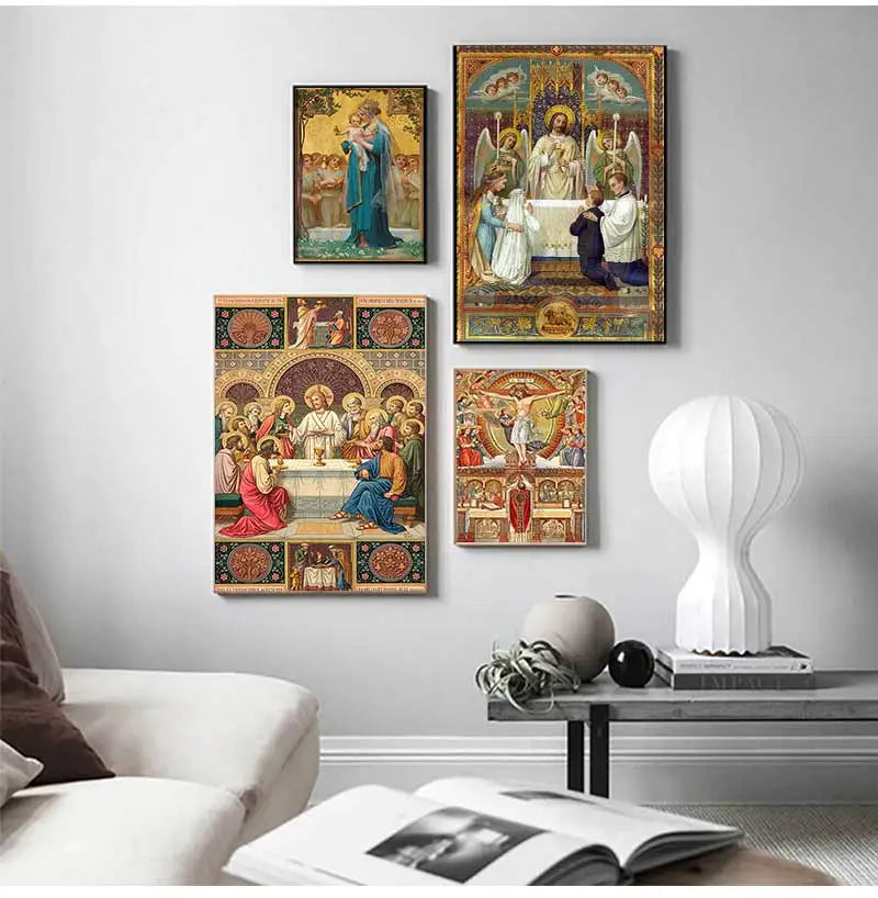 Un mur de galerie présentant trois tirages d'art sur toile encadrés, représentant des scènes de la Dernière Cène.