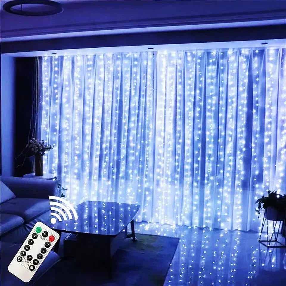 إضاءة ستائر LED زرقاء تضيء نافذة في غرفة معيشة عصرية مع جهاز تحكم قريب.