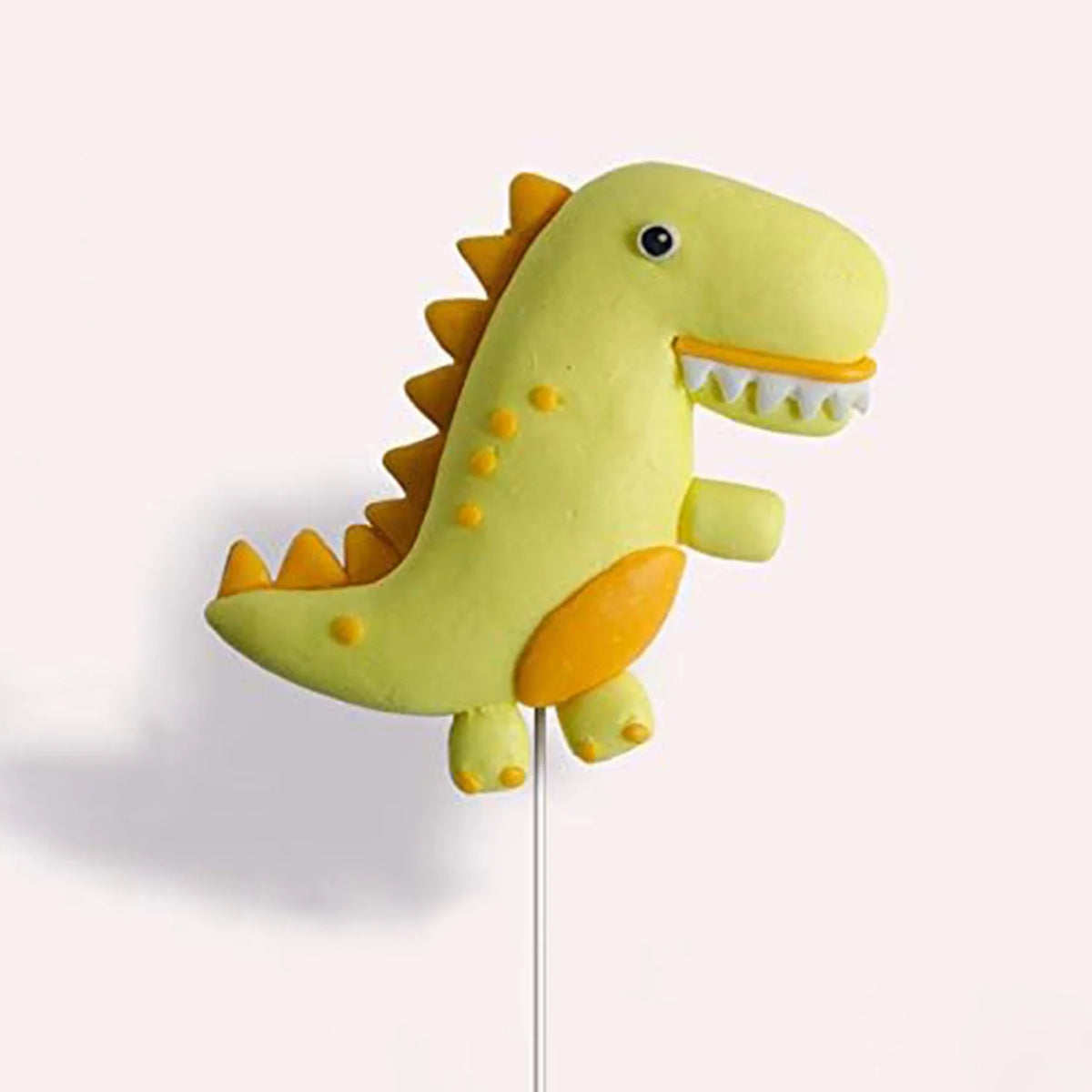 Kit de decoración de dinosaurio amarillo con figura esculpida y acentos naranjas.