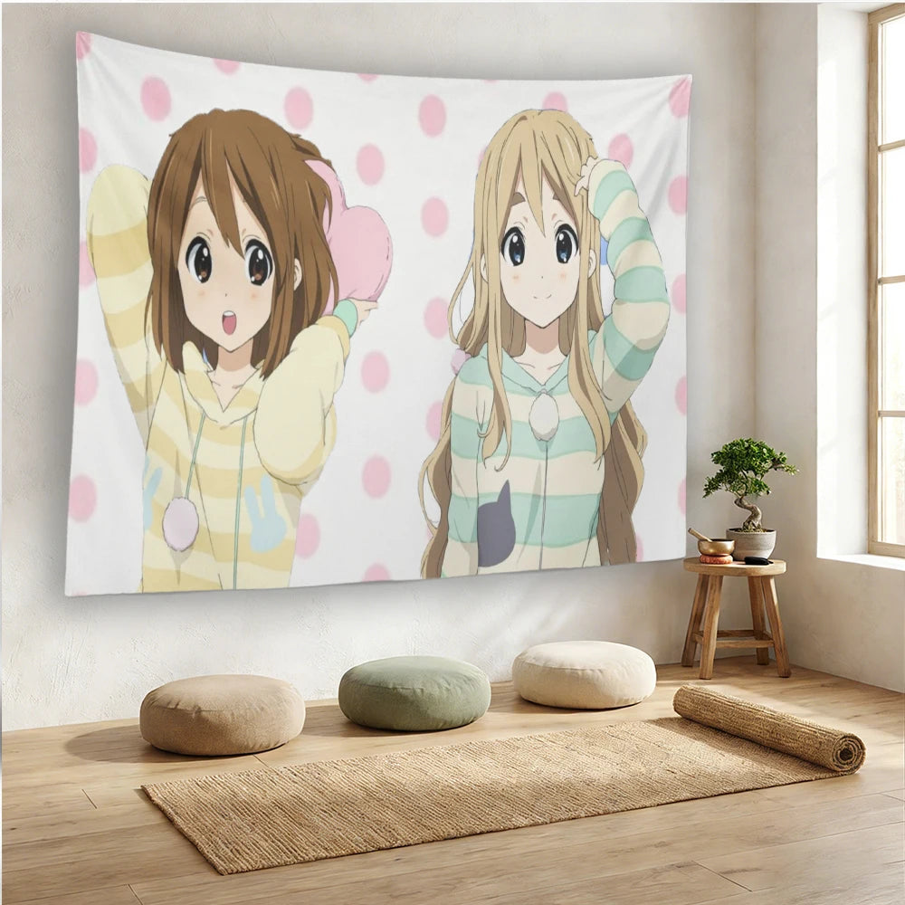 Wandkunst aus einem Wandteppich mit zwei süßen Anime-Mädchen mit braunem und blondem Haar, die helle Pullover tragen, vor ein