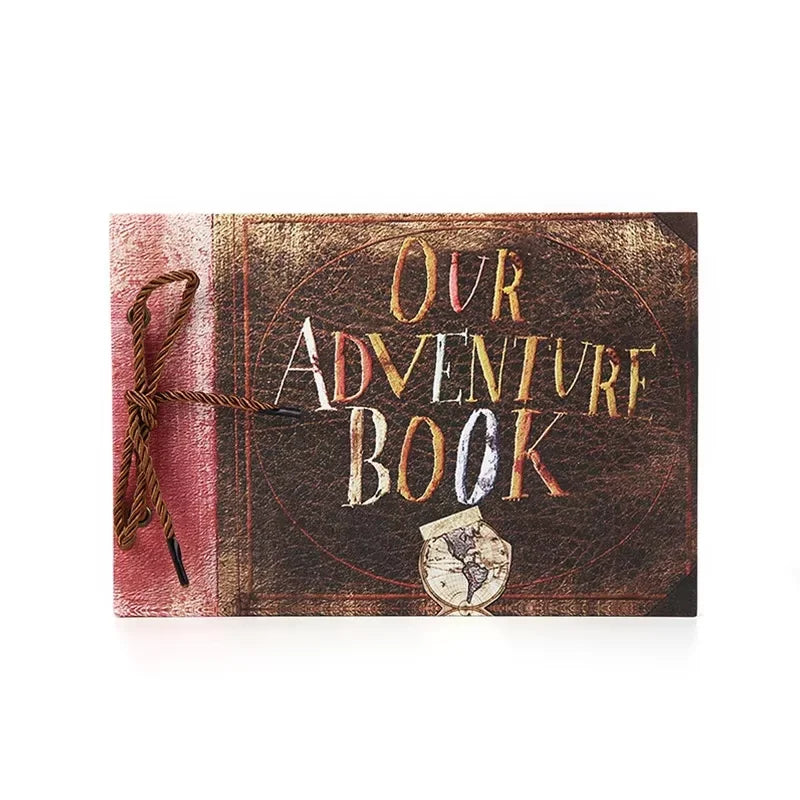Couverture d'album rustique avec des tons brun foncé et rougeâtre, texte Our Adventure Book.