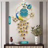 Horloge murale élégante au motif paon, avec des éléments floraux bleu et or.