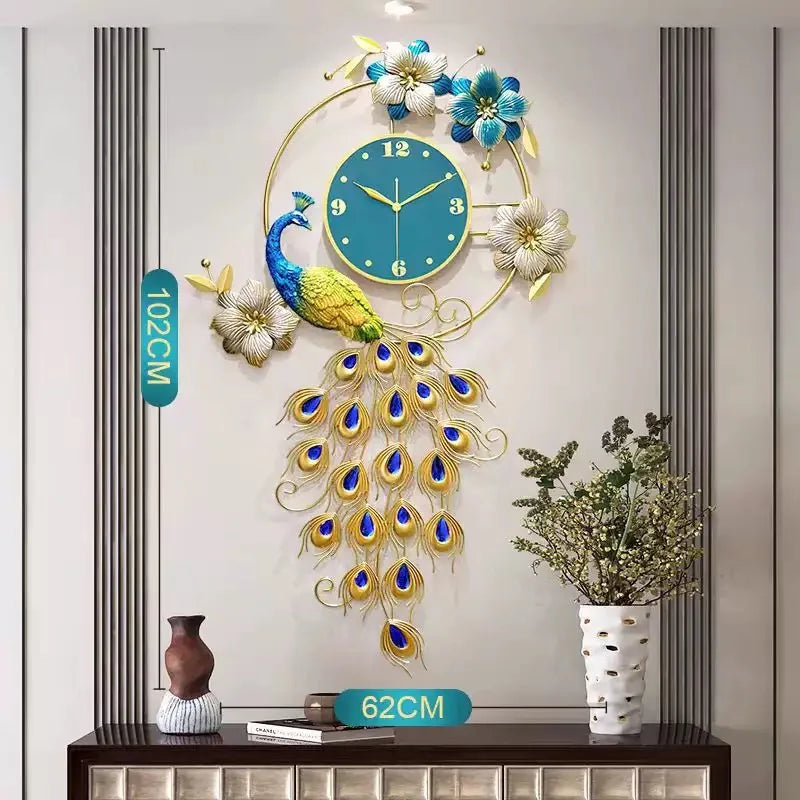 Horloge murale élégante au motif paon, avec des éléments floraux bleu et or.