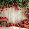 Üppiges grünes Erdbeerranken-Hintergrund mit frischen Erdbeeren und Holzelementen.