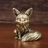 Sculpture de renard en laiton artisanal, ornement de bureau avec texture de fourrure détaillée.