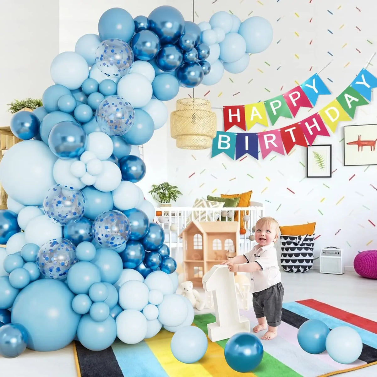 Gran guirnalda de globos azules y blancos para una fiesta de cumpleaños con globos de varios tamaños.