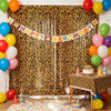 Geburtstagshintergrund mit Leopardenmuster-Vorhang, Glückwunschnach und bunten Ballons.