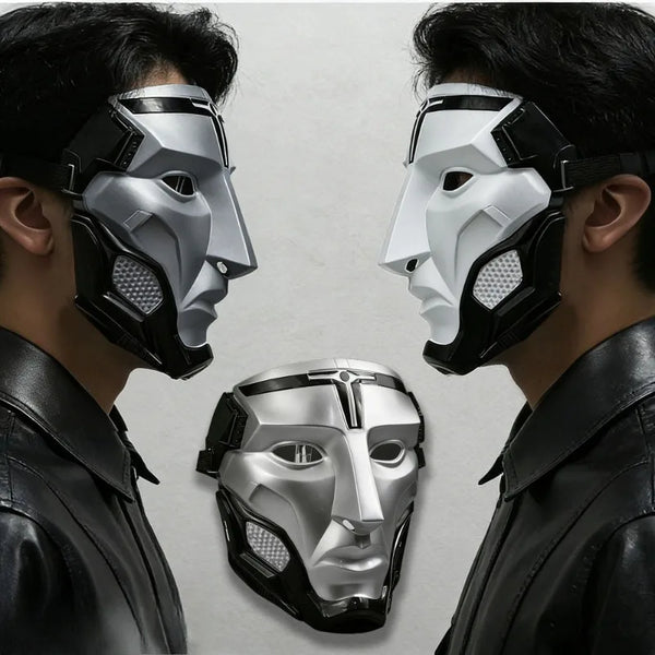 Nahaufnahme einer Person, die eine silber-schwarze taktische Warden Cosplay-Maske trägt.
