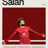 صورة لسلاح في زي ليفربول الأحمر ينظر إلى الجانب.
