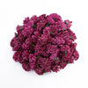 Un bouquet dense de petites fleurs d'hydrangea artificielles de couleur magenta foncé.