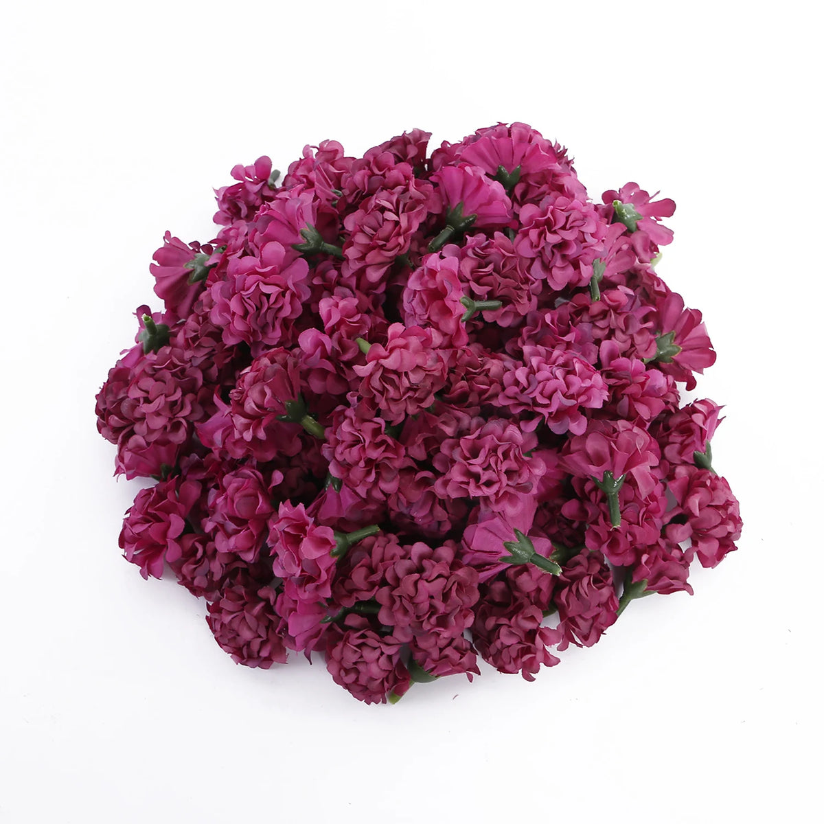 Un bouquet dense de petites fleurs d'hydrangea artificielles de couleur magenta foncé.