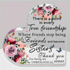Placa de acrílico con forma de corazón grabada con texto sobre amistad verdadera y hermandad, rodeada de diseños florales.