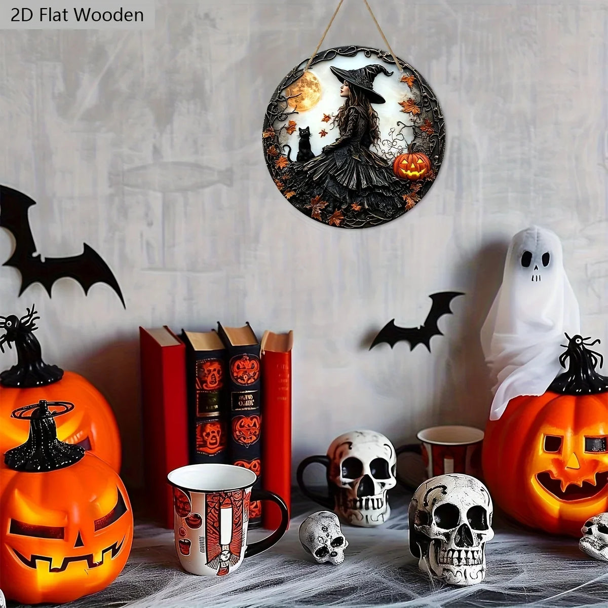 Panneau en bois rond décoratif d'Halloween avec une sorcière, un chat et une citrouille.