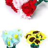 Eine Sammlung farbenfroher Crêpepapierblumen und gelbe Tulpen in Blau und Gelb.