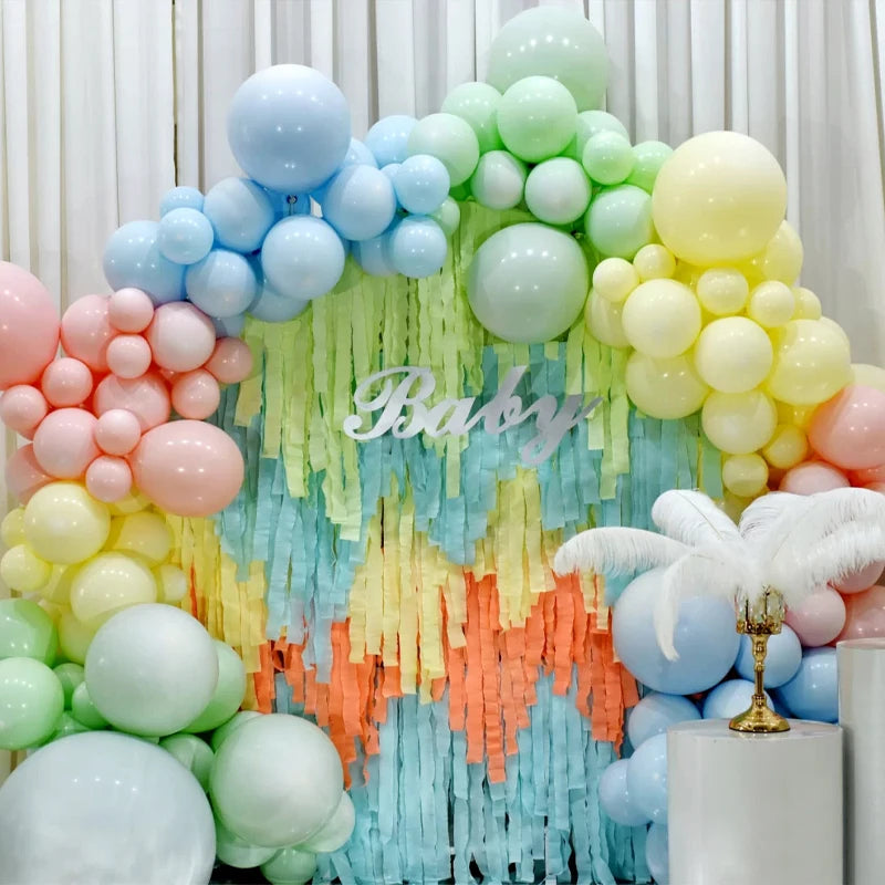 Buntige Ballonbogen-Dekoration mit Pastellblau, Grün und Gelb für Baby-Themen.