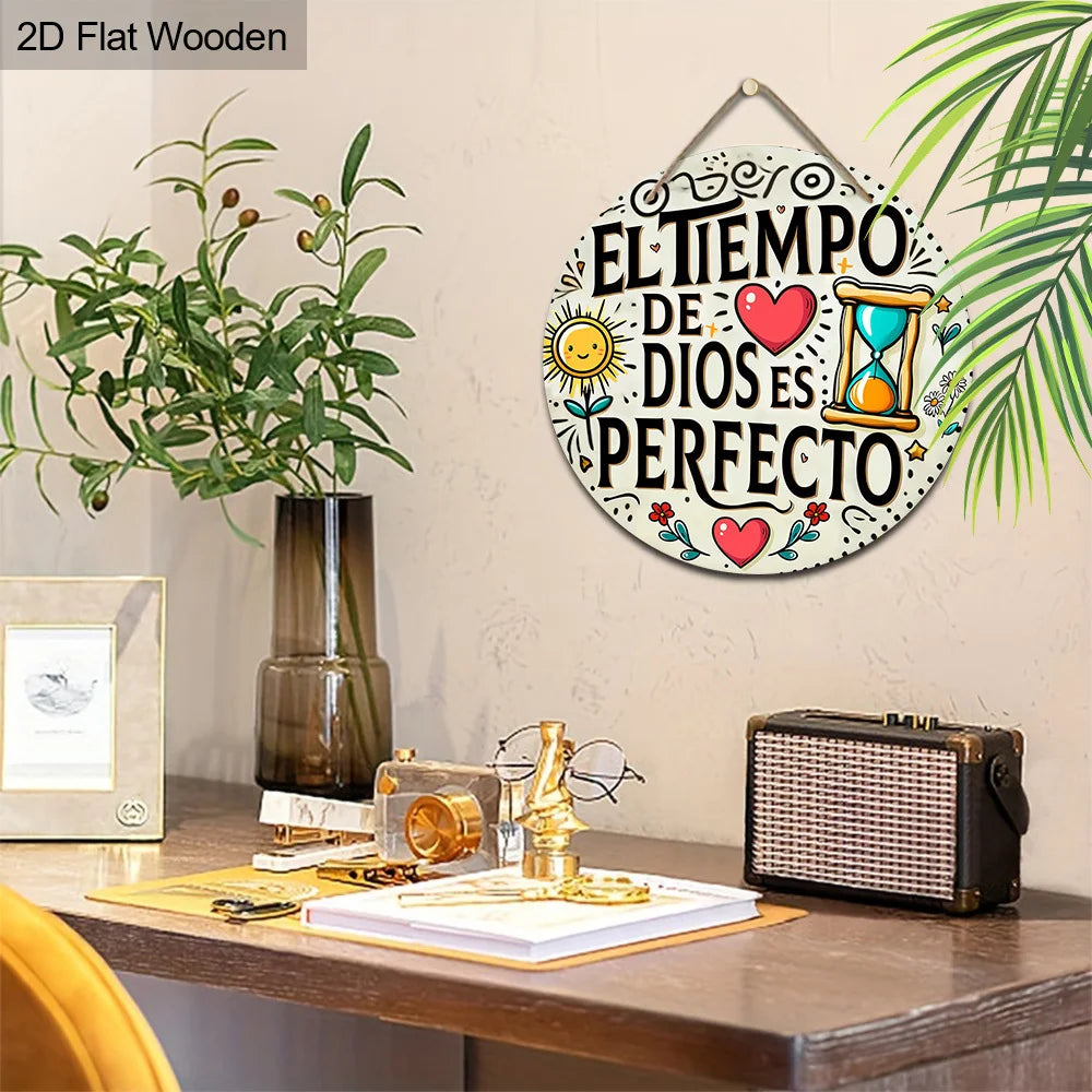 A round wooden wall plaque featuring the inspirational Spanish quote El tiempo de Dios es perfecto surrounded by green leaves
