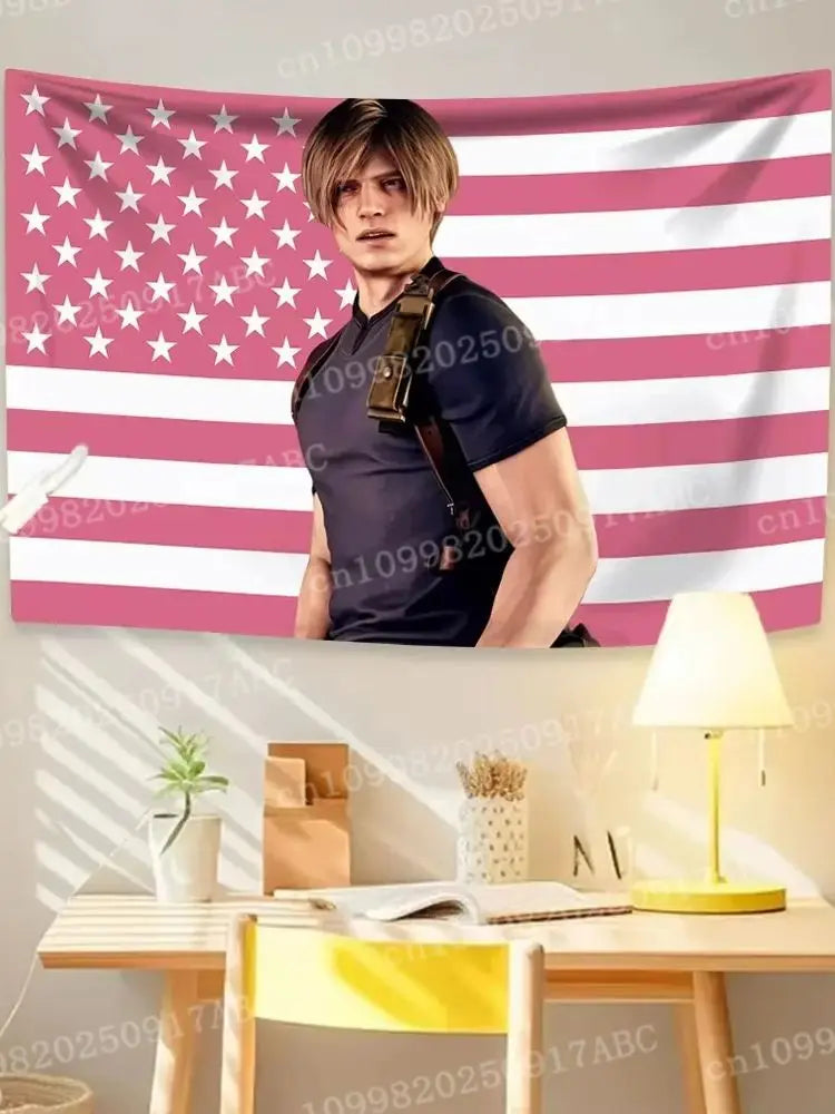 Un hombre con una camisa oscura está frente a una pared de tapiz con la bandera estadounidense rosa y blanca.