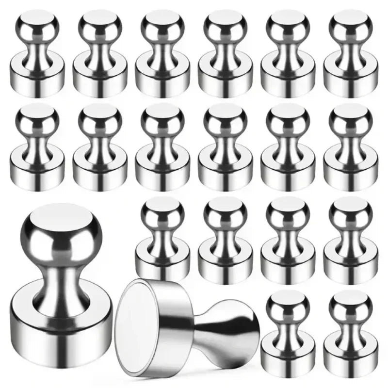 Set von schweren Neodym-Magnet-Pushpins in silberner Metall-Optik.