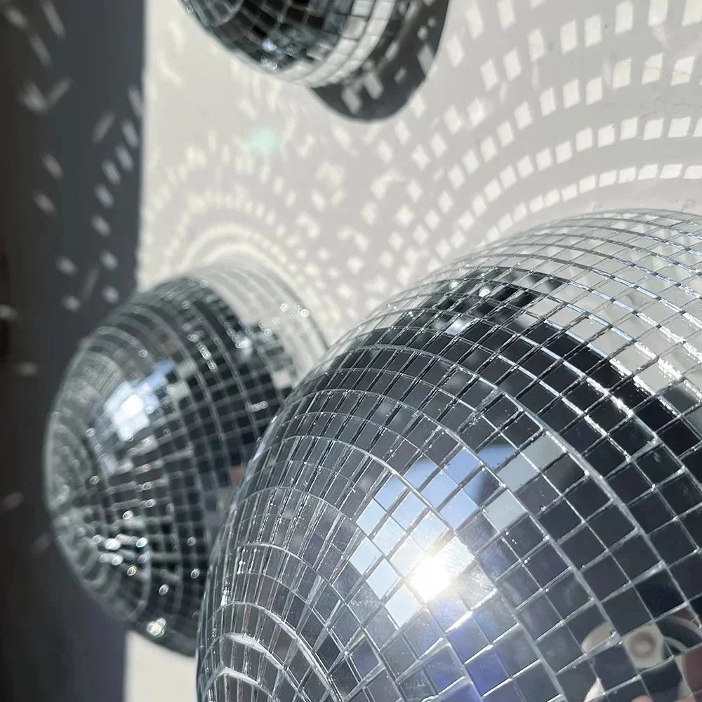 Boule à miroirs argentée, décoration murale avec surface texturée.